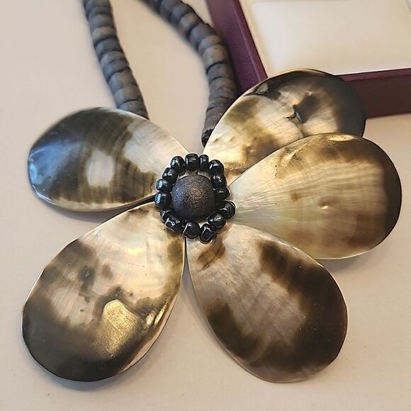 Shell Flower Beaded Necklace - Picture 1 of 7